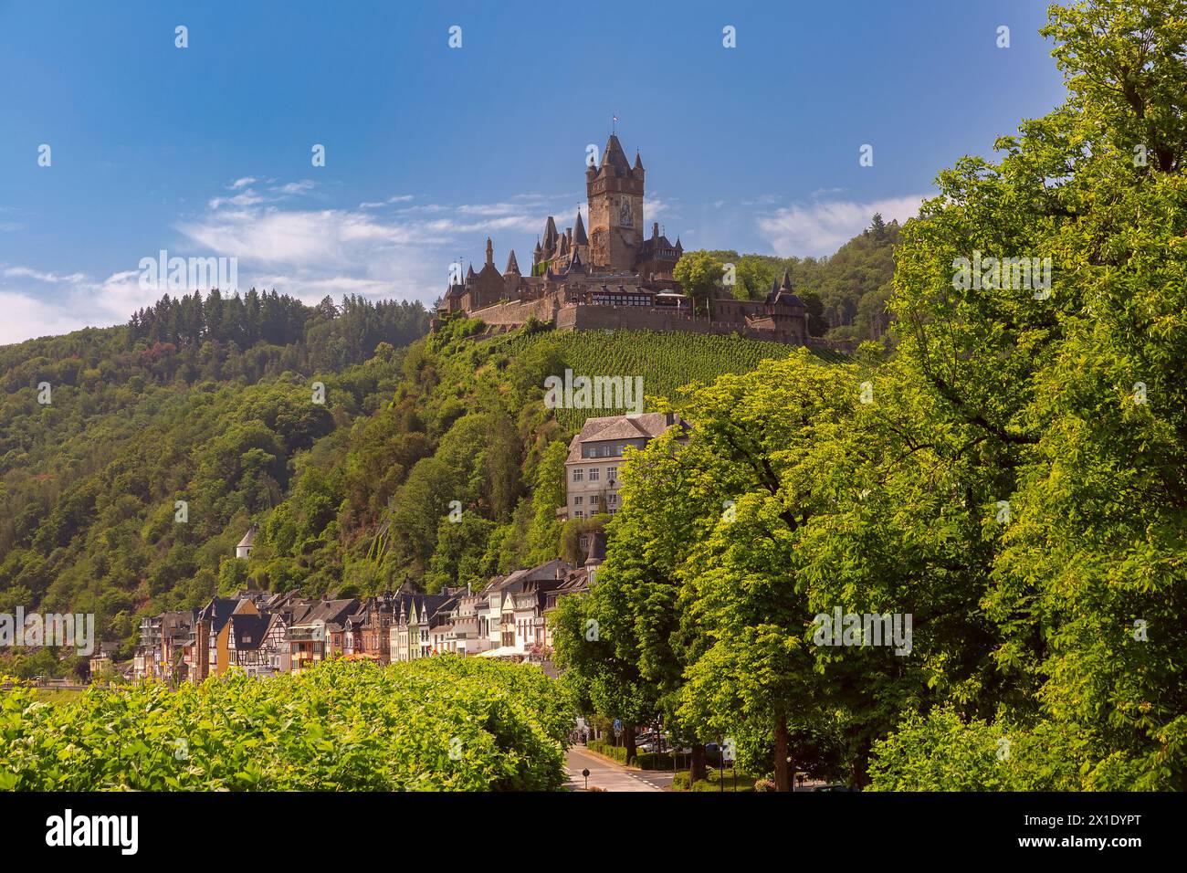 Vista del sole di Cochem con il castello di Reichsburg, splendida città sul romantico fiume Mosella, Germania Foto Stock