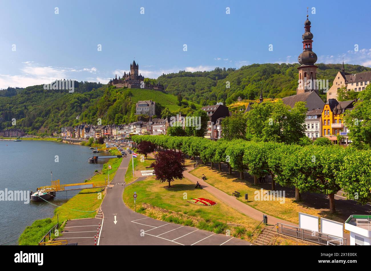 Vista sulla soleggiata Cochem, splendida città sul romantico fiume Mosella, Germania Foto Stock