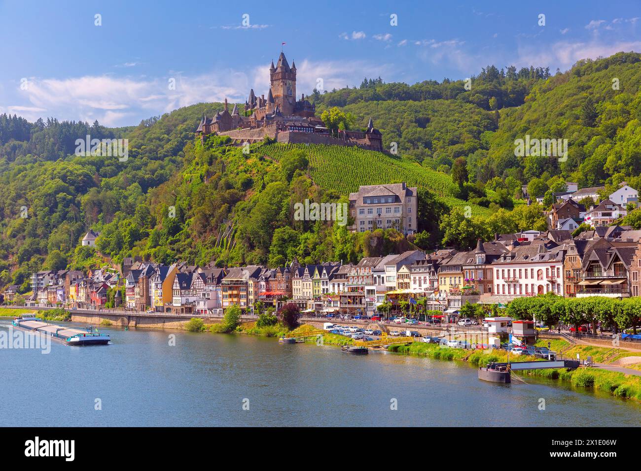 Vista del sole di Cochem con il castello di Reichsburg, splendida città sul romantico fiume Mosella, Germania Foto Stock