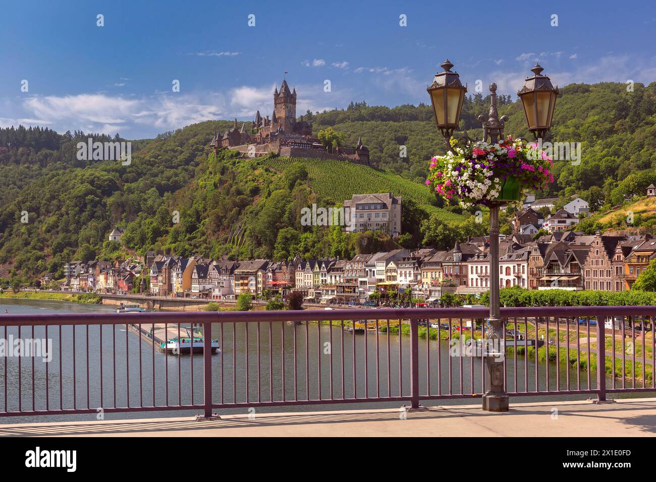Vista del sole di Cochem con il castello di Reichsburg, splendida città sul romantico fiume Mosella, Germania Foto Stock