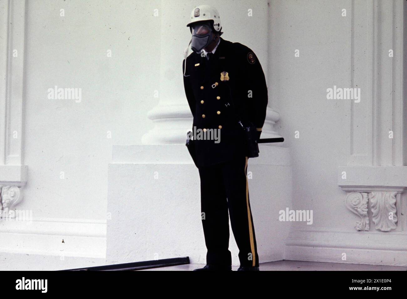 Una guardia in piedi nel Portico Nord della Casa Bianca nel novembre 1977 questo è probabilmente legato alla visita dello Scià dell'Iran alla Casa Bianca e al gas utilizzato durante la marcia di protesta. Foto di Dennis Brack bb90 Foto Stock