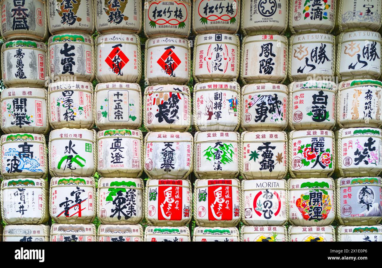 Nihonshu giapponese o come è conosciuto al di fuori del Giappone, sake. I barili sono un'offerta agli dei al santuario Meji di Shinjuku, Tokyo, Giappone Foto Stock