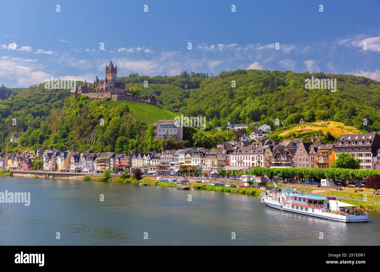 Vista del sole di Cochem con il castello di Reichsburg, splendida città sul romantico fiume Mosella, Germania Foto Stock