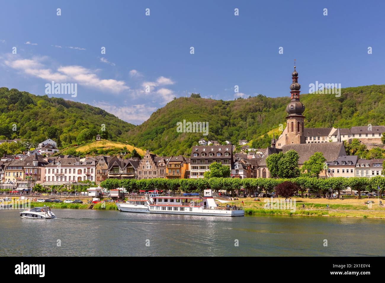 Vista sulla soleggiata Cochem, splendida città sul romantico fiume Mosella, Germania Foto Stock