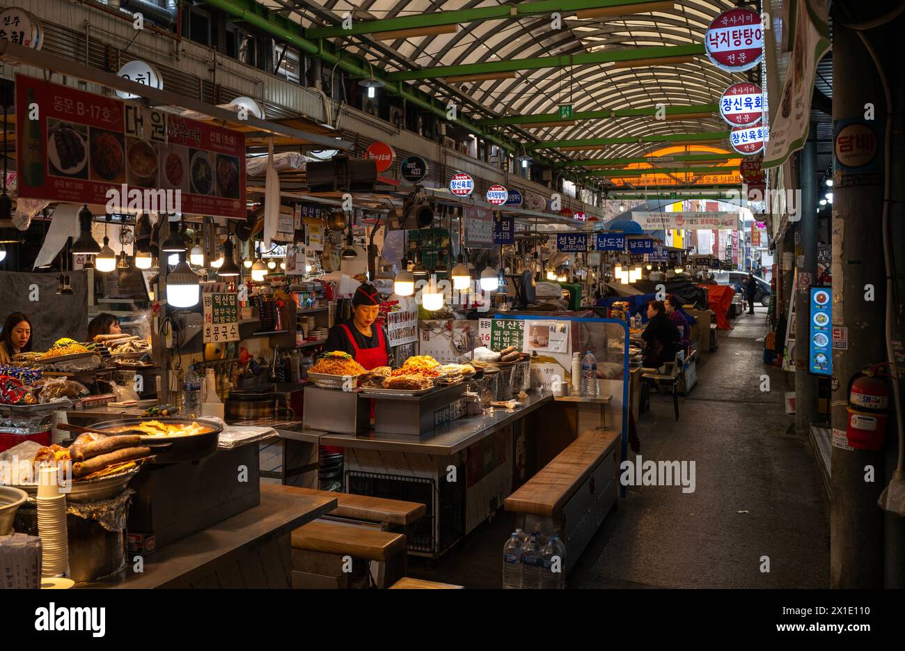 Venditore di Streetfood che vende cibo coreano al mercato di Gwangjang Seoul, Corea Foto Stock