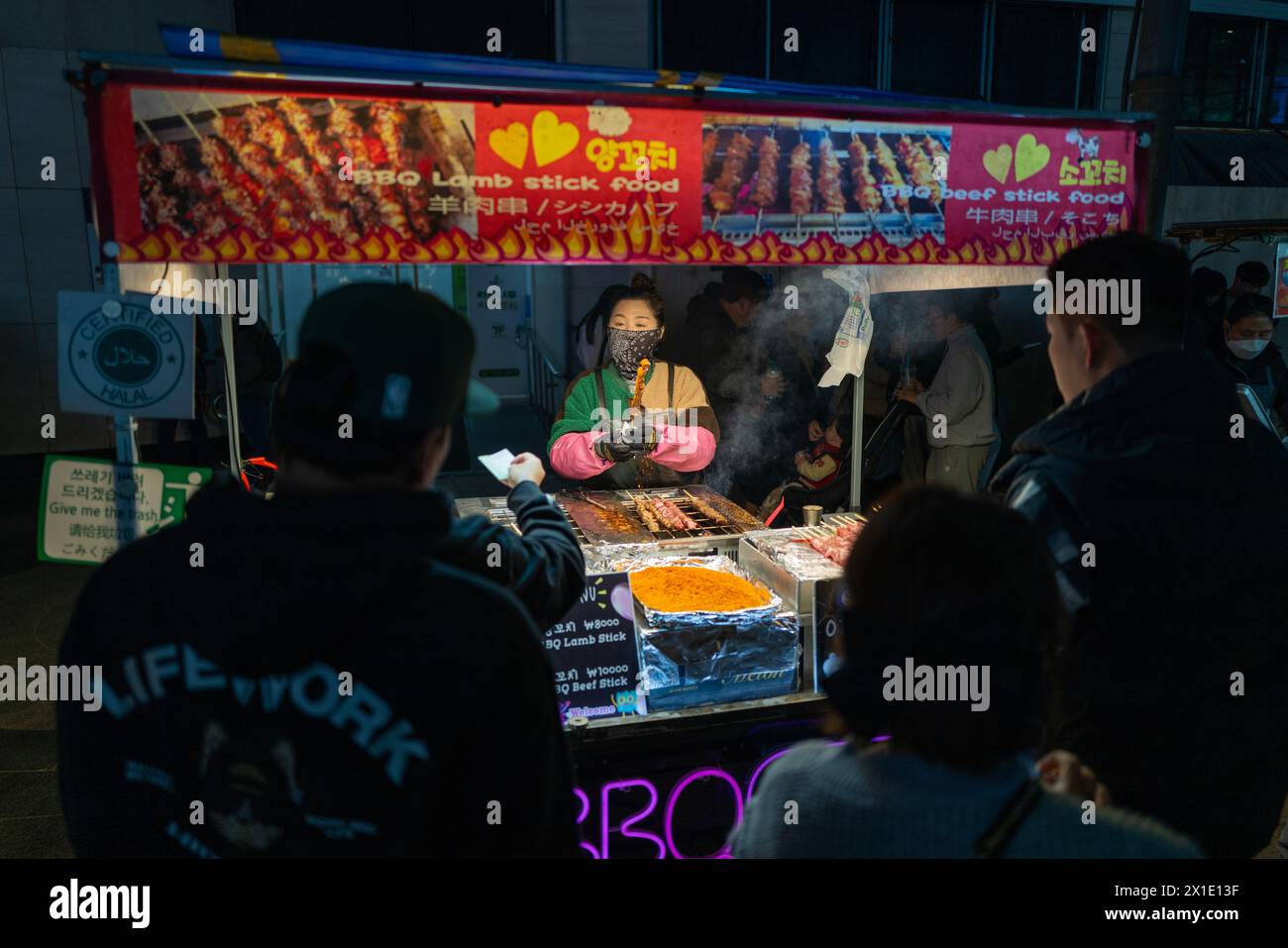 Streetfood venor per le strade di Seoul, Corea del Sud di sera Foto Stock
