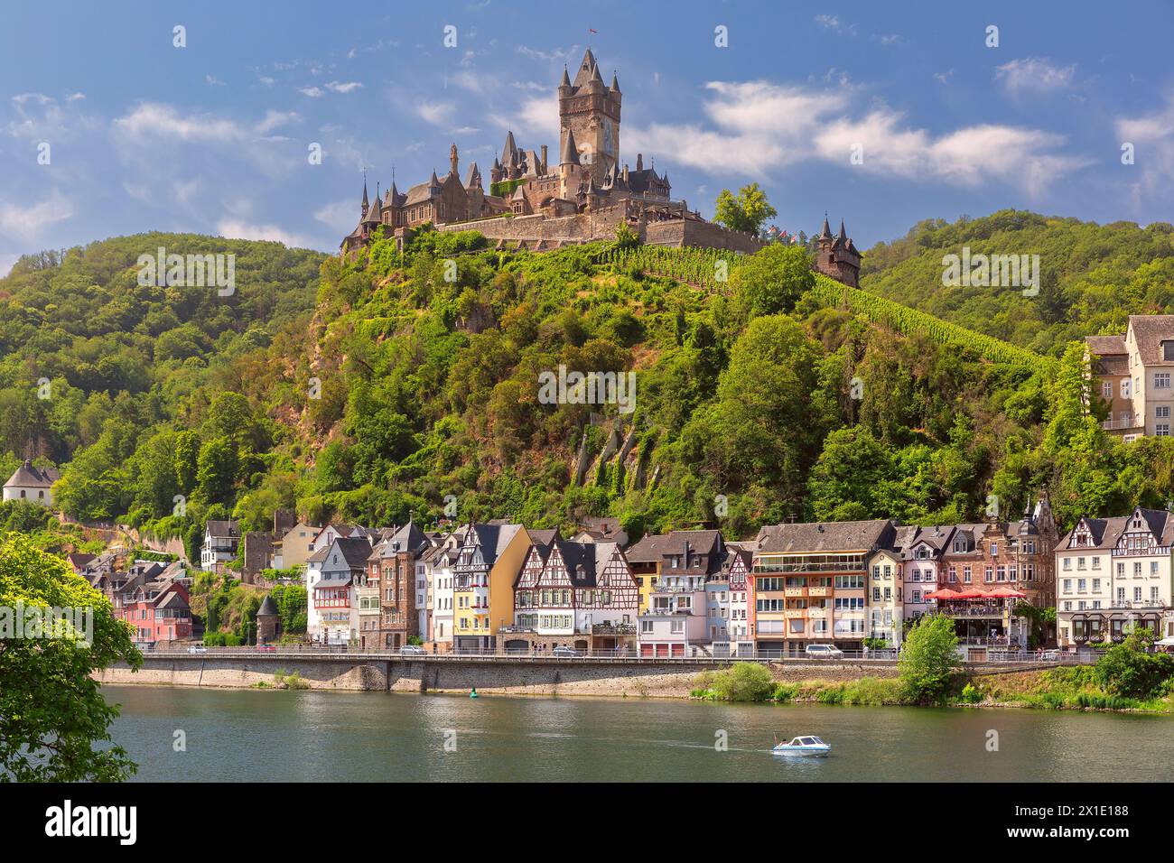 Vista del sole di Cochem con il castello di Reichsburg, splendida città sul romantico fiume Mosella, Germania Foto Stock