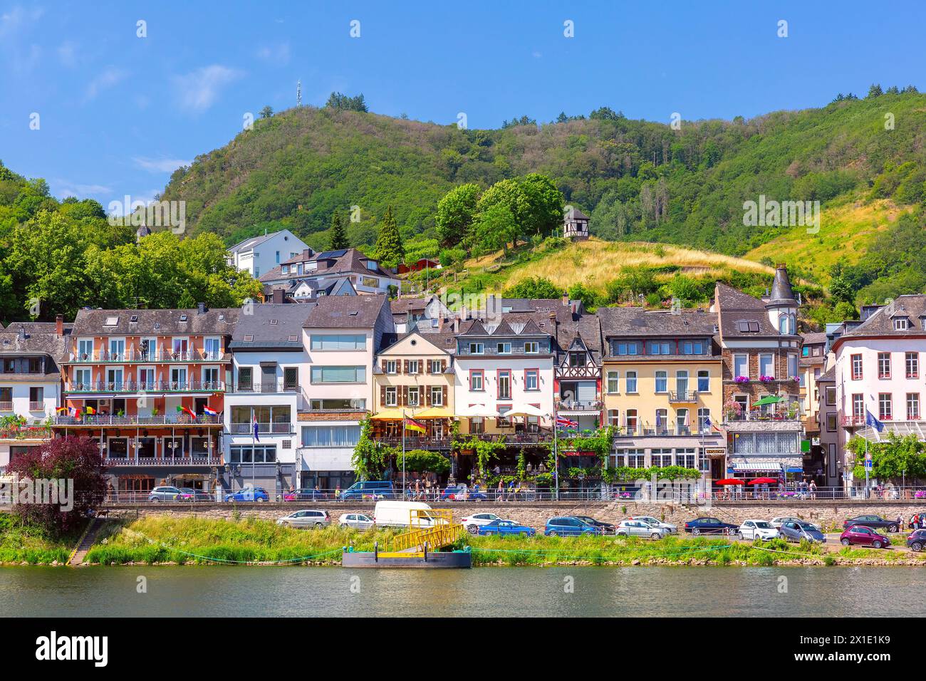 Vista sulla soleggiata Cochem, splendida città sul romantico fiume Mosella, Germania Foto Stock