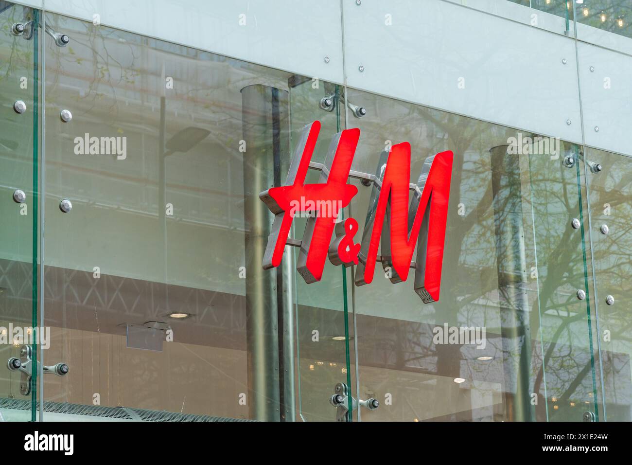 Birmingham, Regno Unito 16 aprile 2024: Segnaletica esterna del negozio di abbigliamento femminile, H e M. Foto Stock