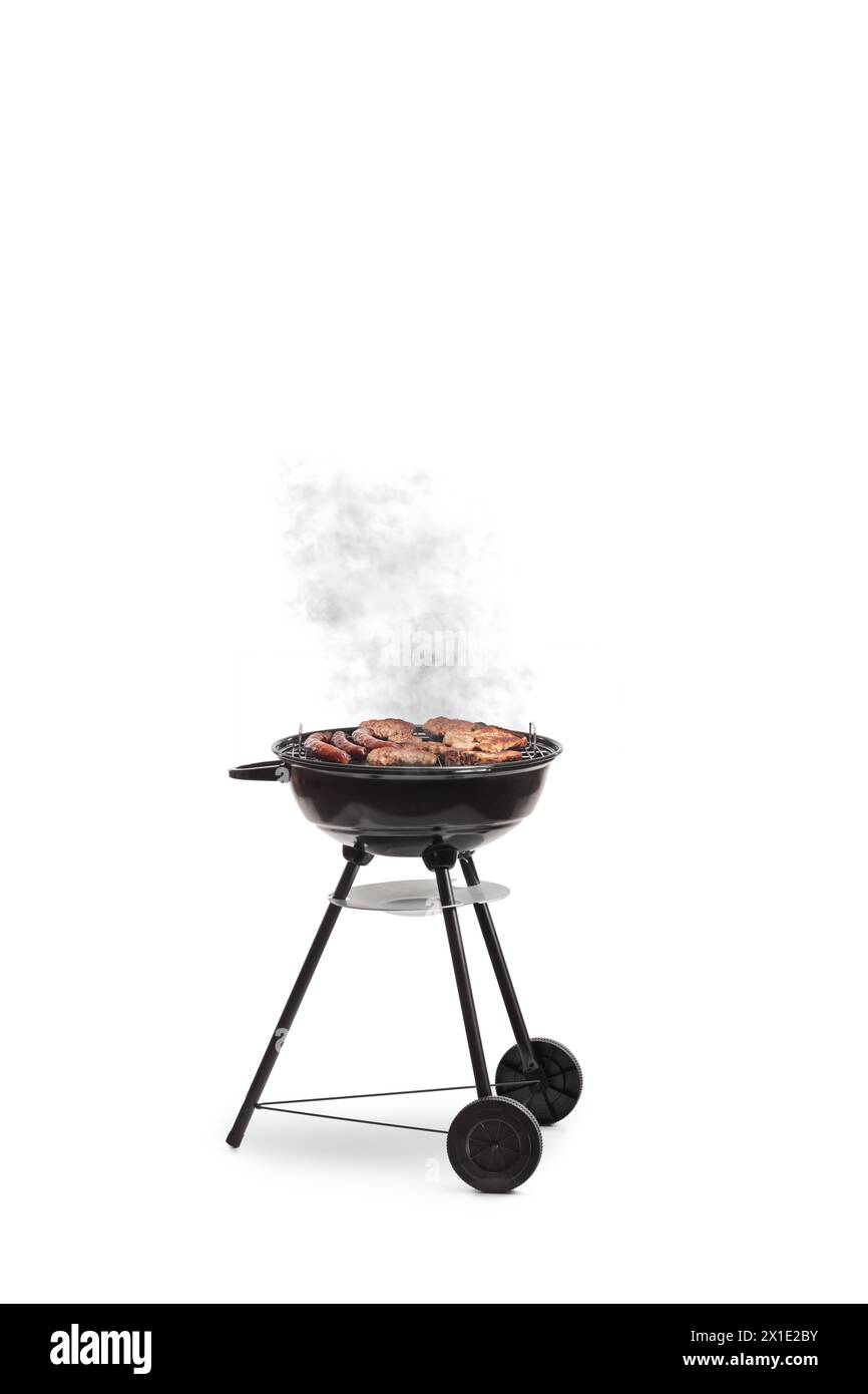 Gustosa carne grigliata su un barbecue con isolamento di fumo su sfondo bianco Foto Stock