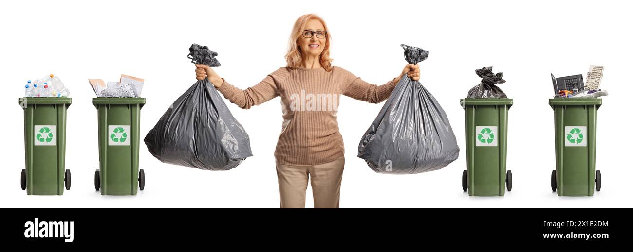 Contenitori per il riciclaggio di materiali e donna che tiene in mano sacchetti di plastica isolati su sfondo bianco Foto Stock