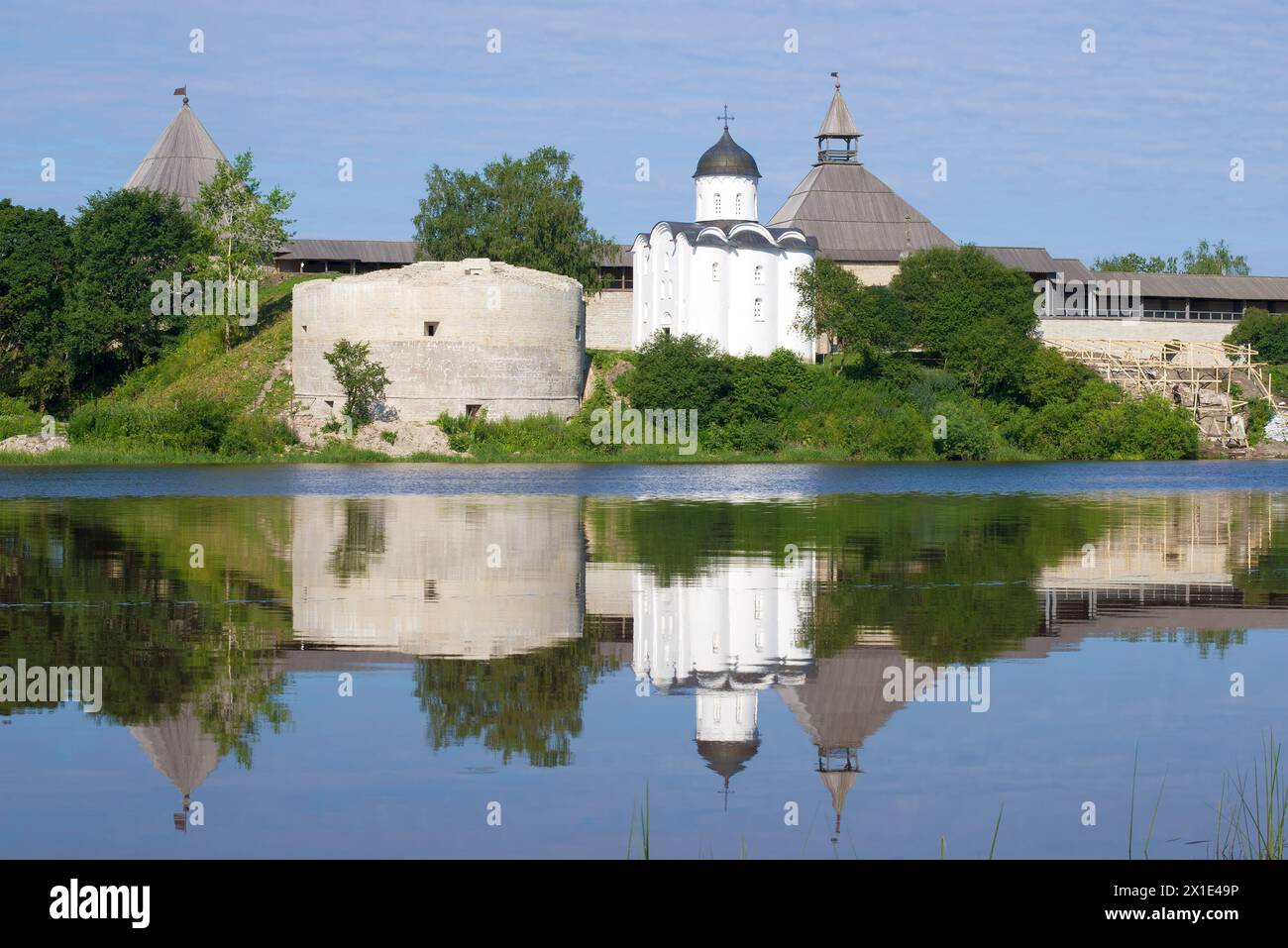 Una vista sulla medievale St George's Church nella fortezza di Staraya Ladoga in un giorno di sole luglio. Staraya Ladoga, Russia Foto Stock