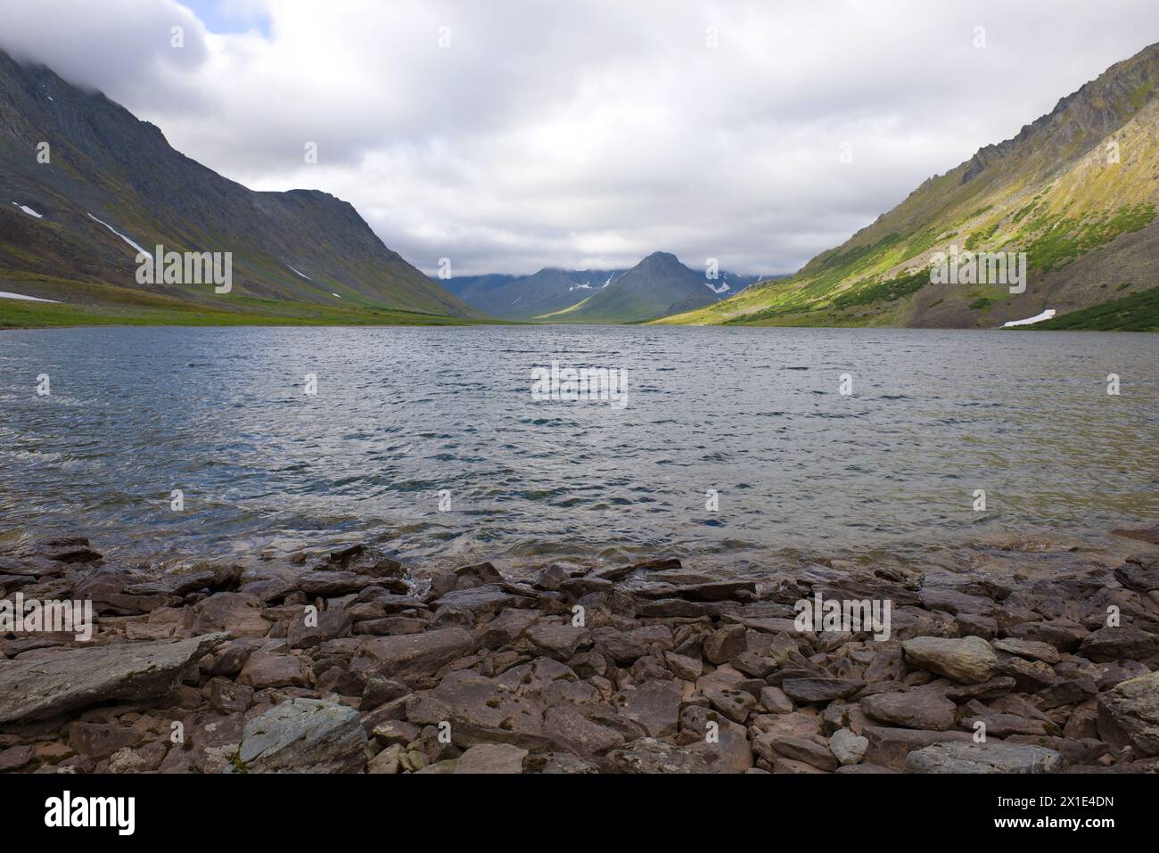 Nuvoloso giorno di agosto sul lago Big Hadatayoganlor. Polar Ural Mountains, Russia Foto Stock