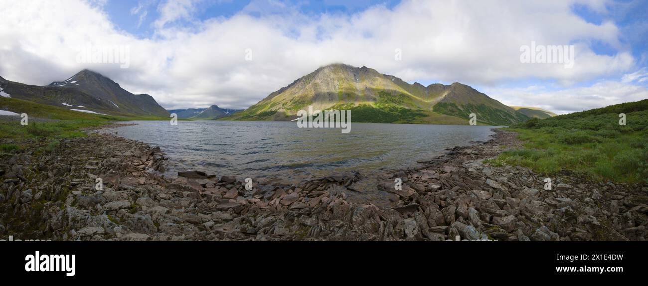 Panorama del lago Big Hadatayoganlor in una nuvolosa giornata di agosto. Yamal, Russia Foto Stock