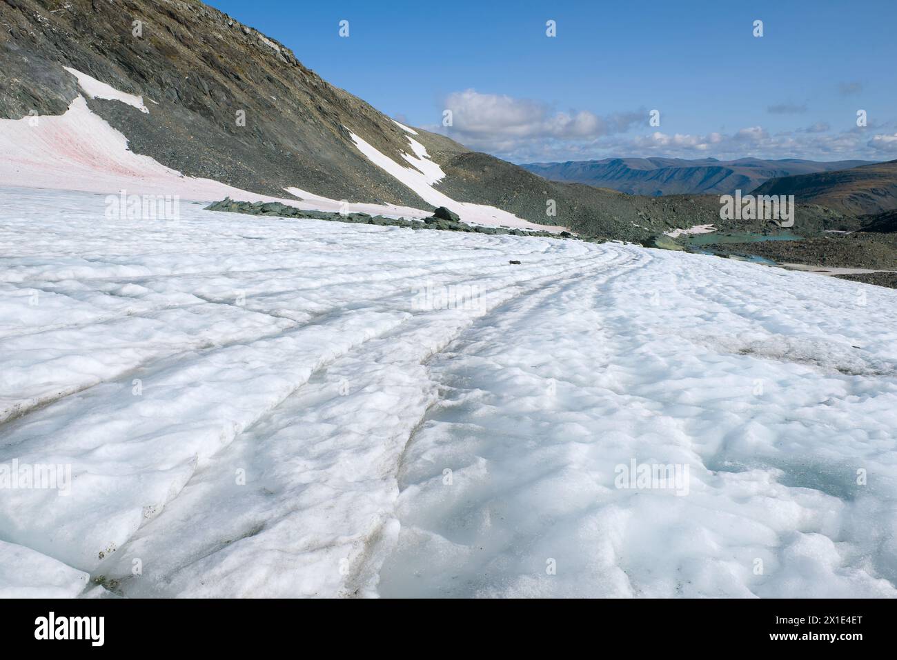 Sul ghiacciaio IGAN in una calda giornata estiva. Polar Ural, Russia Foto Stock