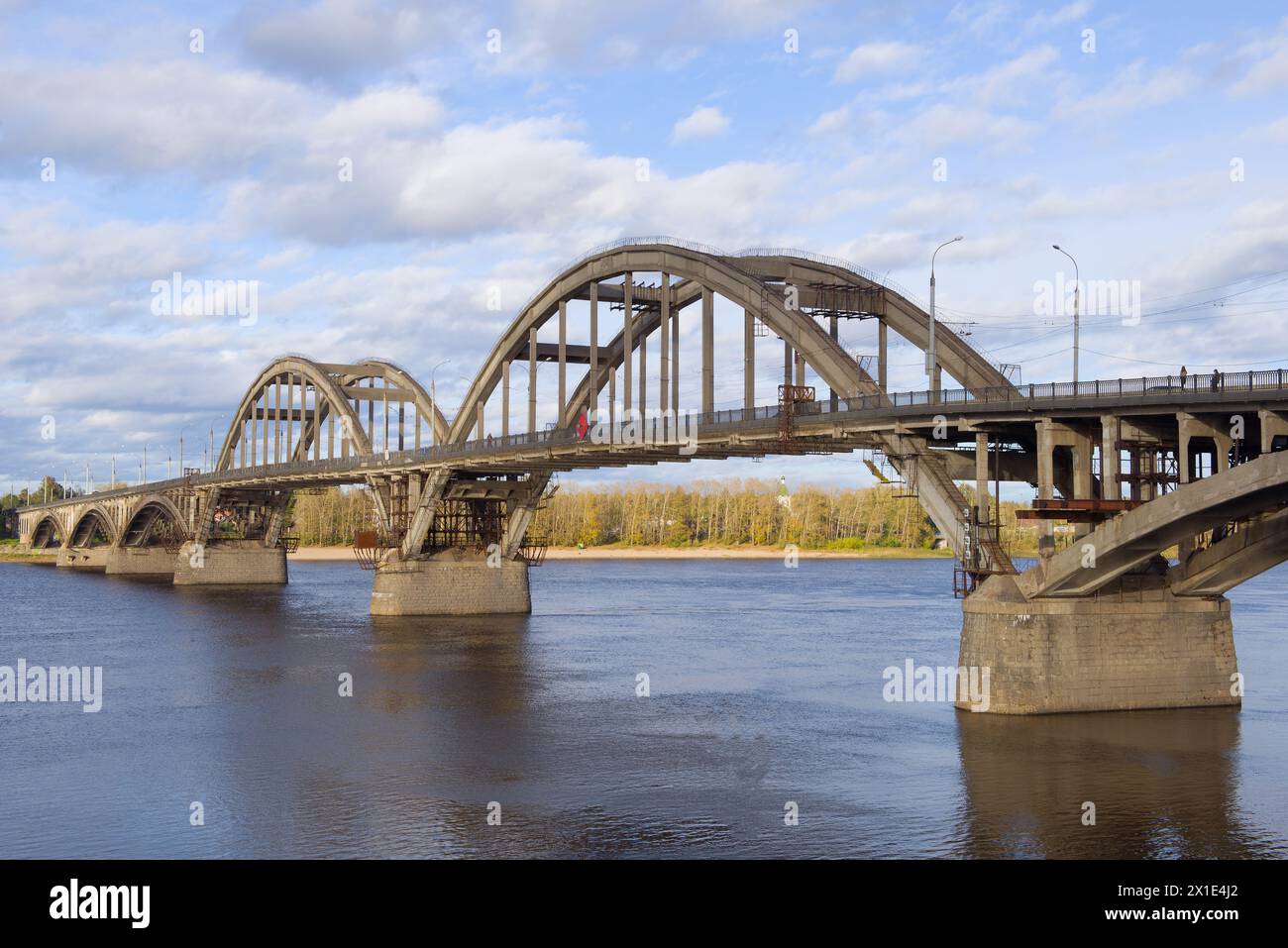 Ponte automobilistico sul fiume Volga nel giorno di settembre. Rybinsk, Russia Foto Stock
