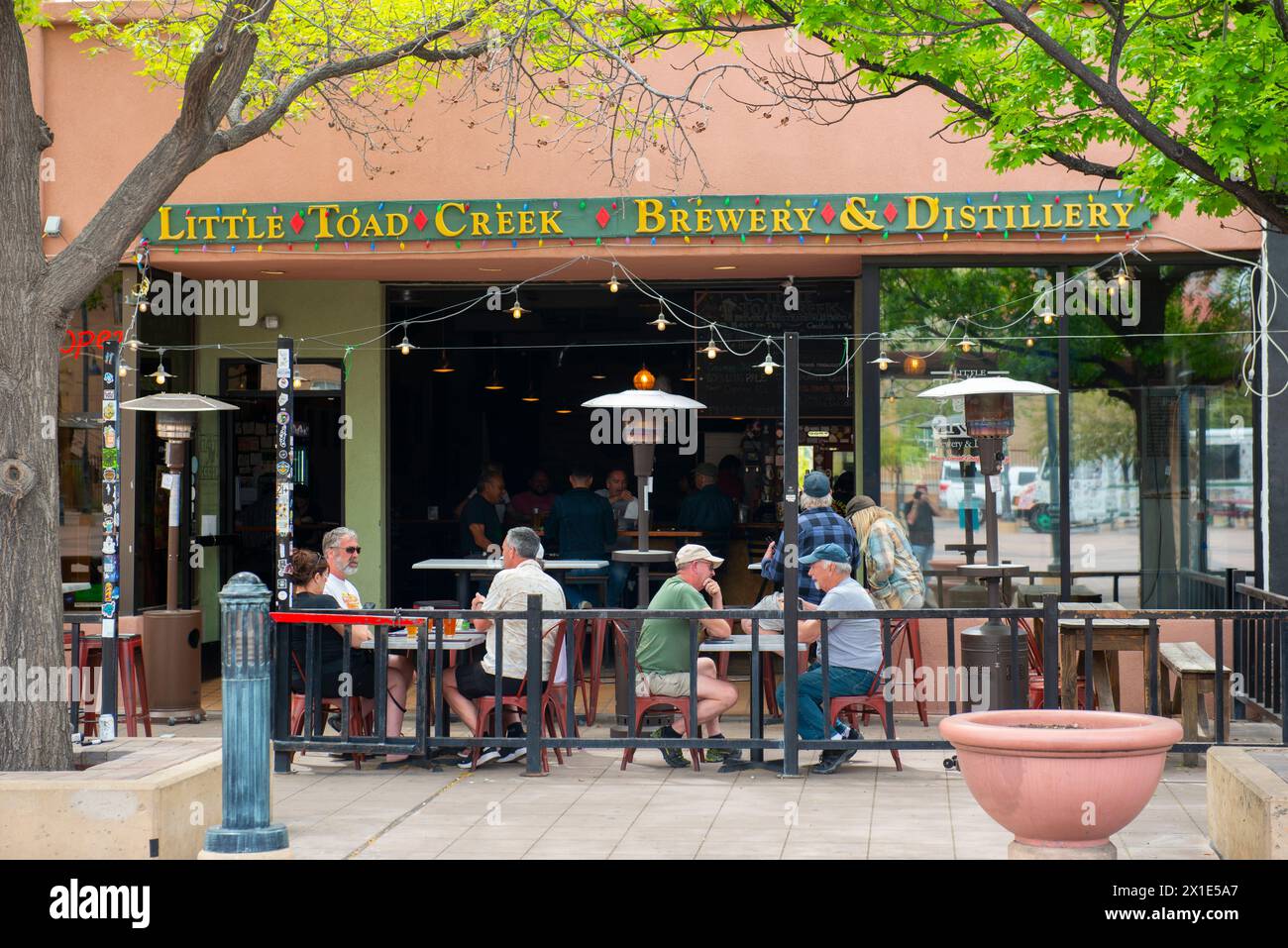 Persone sedute fuori in aprile presso la Little Toad Creek Brewery and Distillery sulla Main Street nel centro di Las Cruces, NEW MEXICO Foto Stock