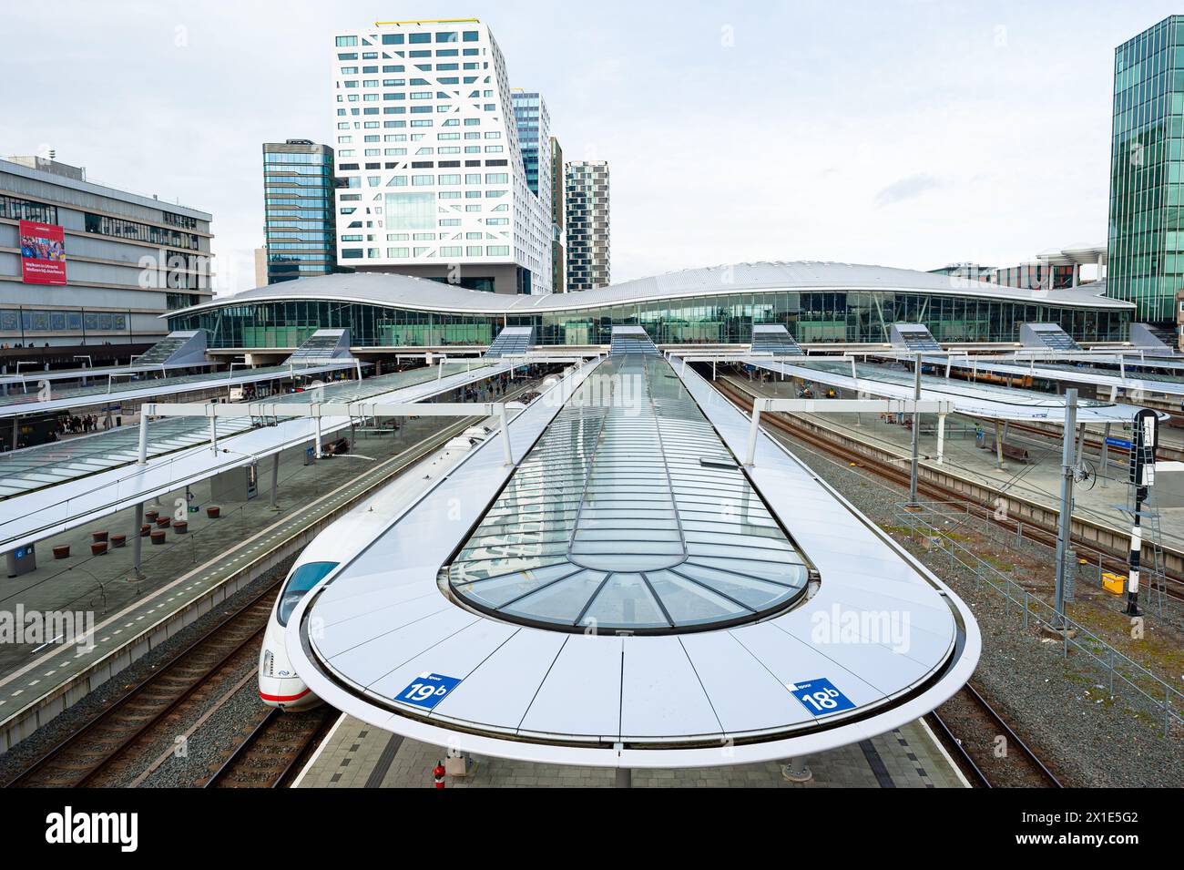 Vista delle moderne piattaforme ferroviarie sulla stazione centrale di Utrecht, Paesi Bassi Foto Stock