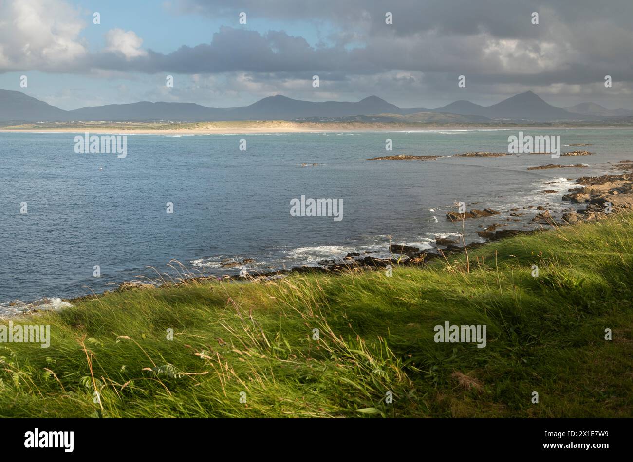 Vista sulla terraferma dall'isola di Inishboffin sulla Wild Atlantic Way a Donegal, in Irlanda in Europa Foto Stock