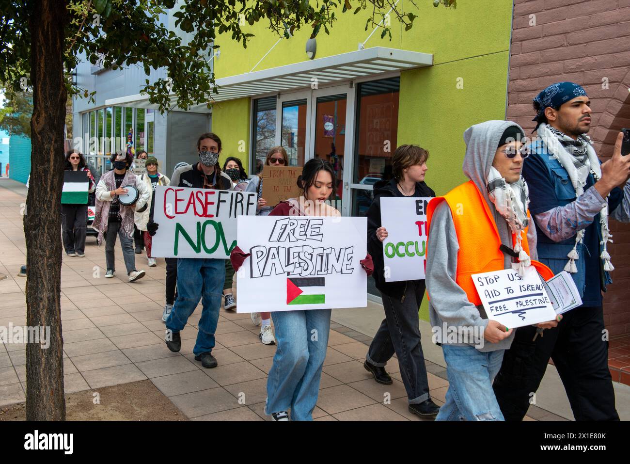 Supoort per la Palestina e protesta anti-ebraica da parte di persone contro la guerra in Palestina visto a Las Cruces, NM Foto Stock