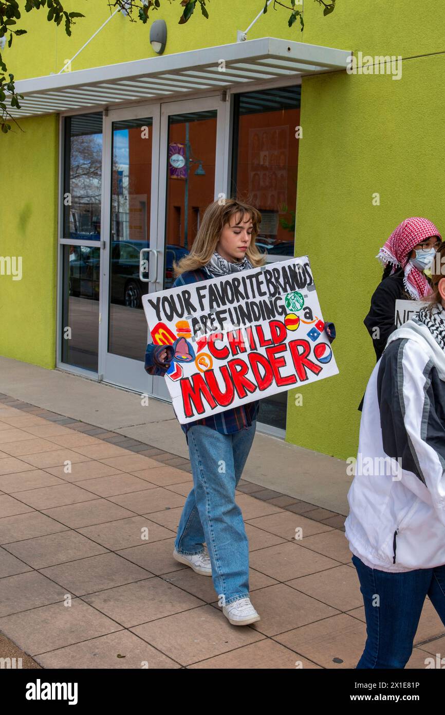 Supoort per la Palestina e protesta anti-ebraica da parte di persone contro la guerra in Palestina visto a Las Cruces, NM Foto Stock