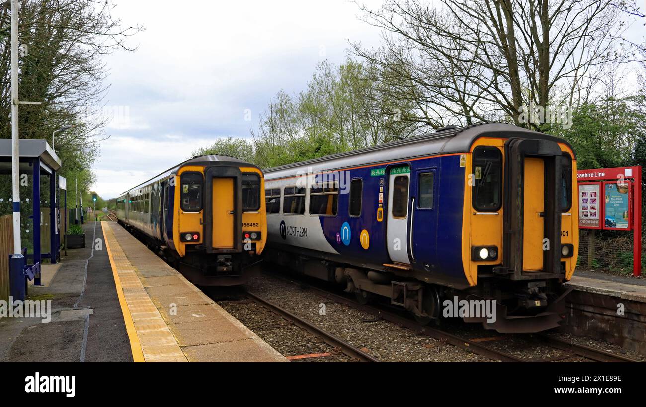 Insolito vedere un treno su entrambe le piattaforme qui a Rufford, con servizi extra per la Grand National, il servizio normale è un singolo treno Foto Stock