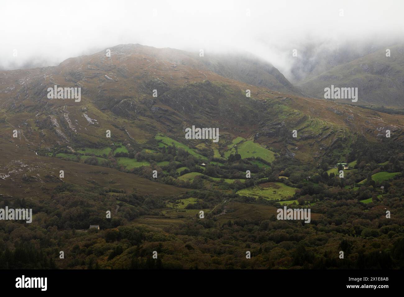 Vista della valle sotto i monti Caha dal passo Caha sulla penisola di Beara a West Cork in Irlanda Europa Foto Stock