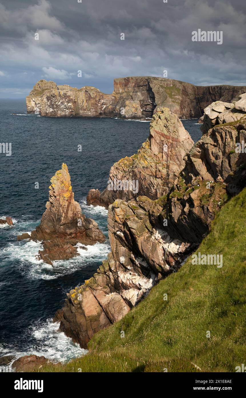 Scogliere e fondali marini sull'isola di Tory sulla Wild Atlantic Way a Donegal, in Irlanda in Europa Foto Stock