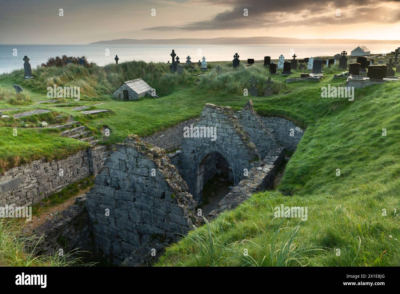 Teampall Caomhán o St La chiesa di Caomhán sull’isola di Inisheer, nelle isole Aran sulla Wild Atlantic Way a Galway, in Irlanda, in Europa Foto Stock