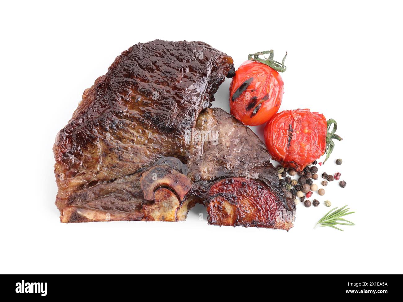 Deliziosa carne di manzo grigliata, pomodori, grani di pepe e rosmarino isolati sul bianco, vista dall'alto Foto Stock