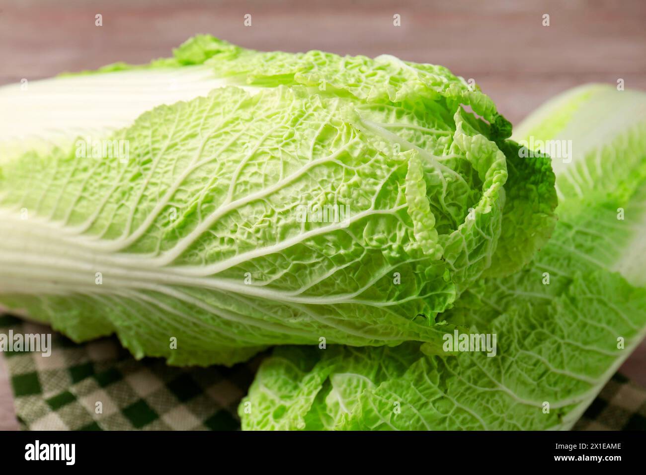 Cavoli cinesi maturi freschi sul tavolo, primo piano Foto Stock