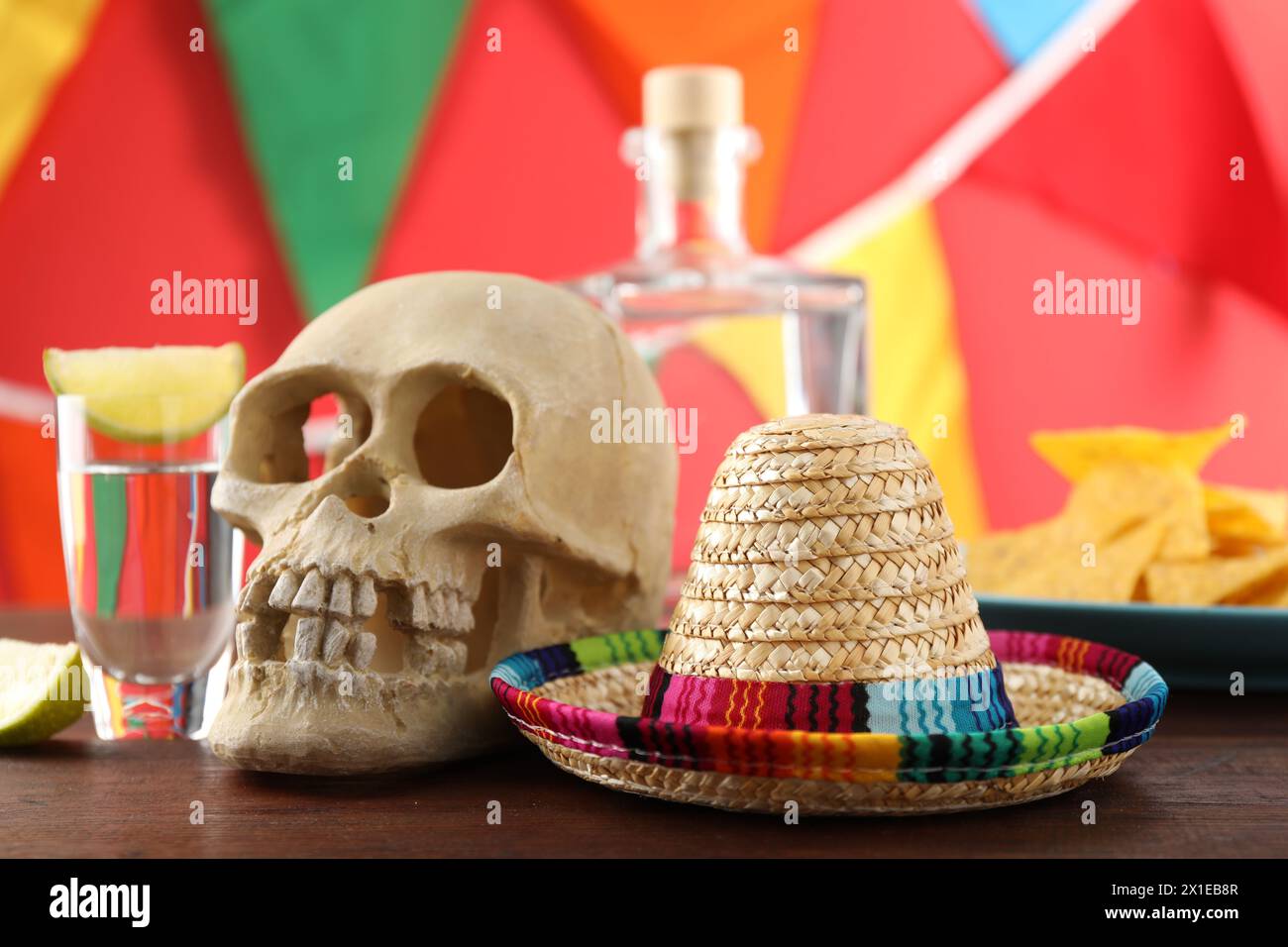 Cappello sombrero messicano, tequila umana e tequila su un tavolo di legno Foto Stock