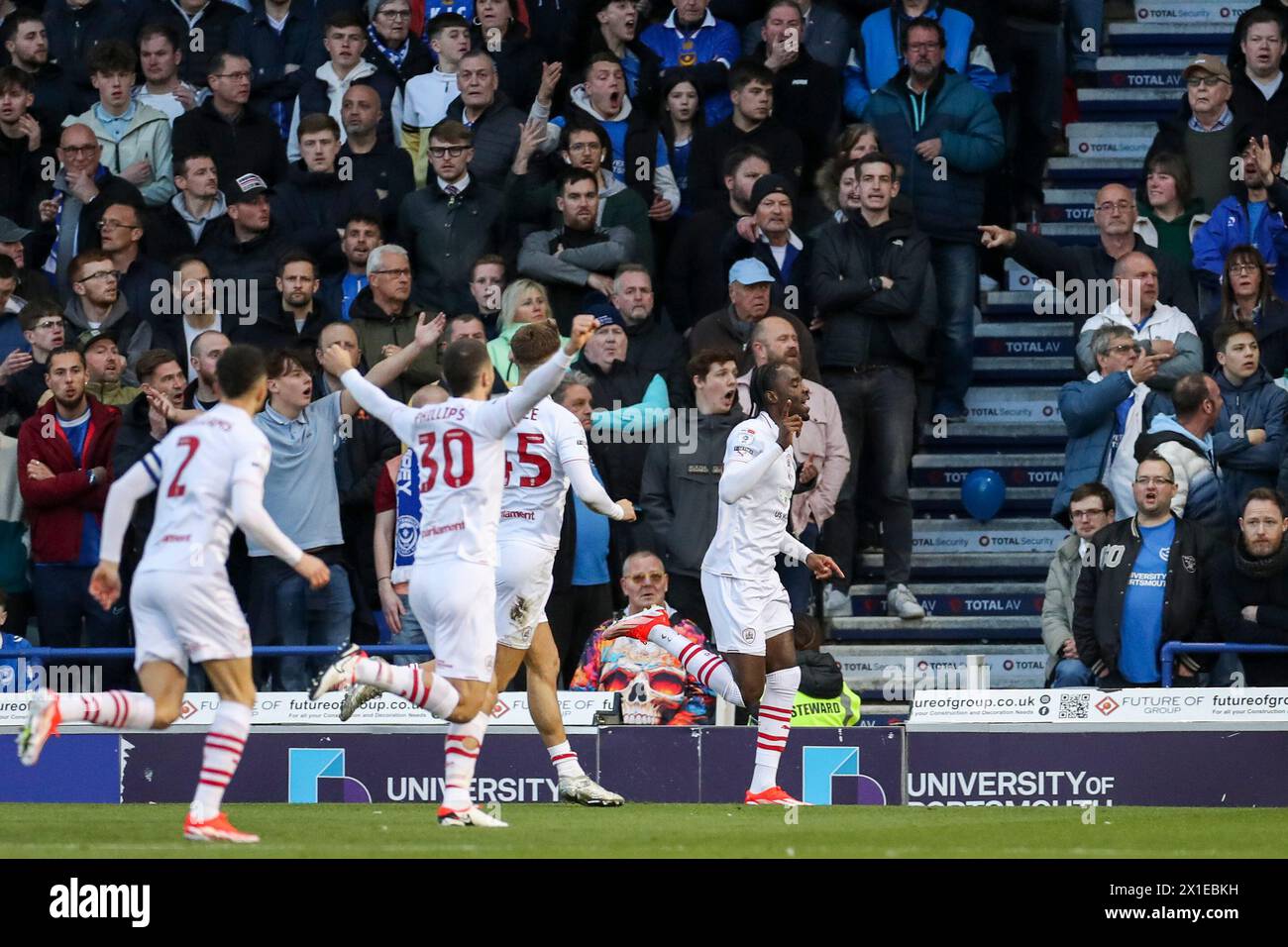 Portsmouth, Regno Unito. 16 aprile 2024. L'attaccante di Barnsley Devante Cole (44) segna un GOL di 0-1 e festeggia durante la partita di Portsmouth FC contro Barnsley FC Sky bet EFL League 1 a Fratton Park, Portsmouth, Hampshire, Inghilterra, Regno Unito il 16 aprile 2024 Credit: Every Second Media/Alamy Live News Foto Stock