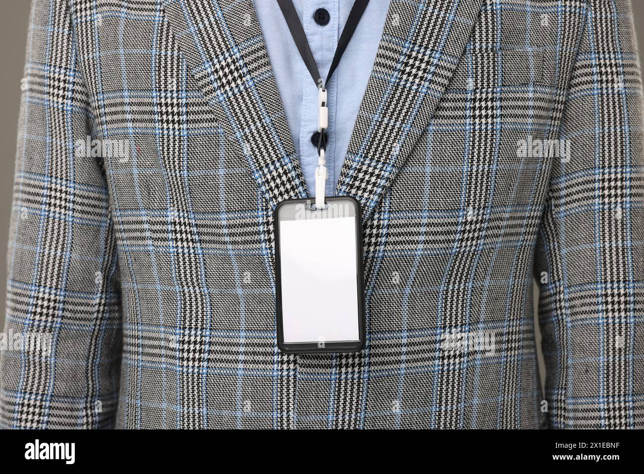 Vista ravvicinata dell'uomo con distintivo vuoto Foto Stock