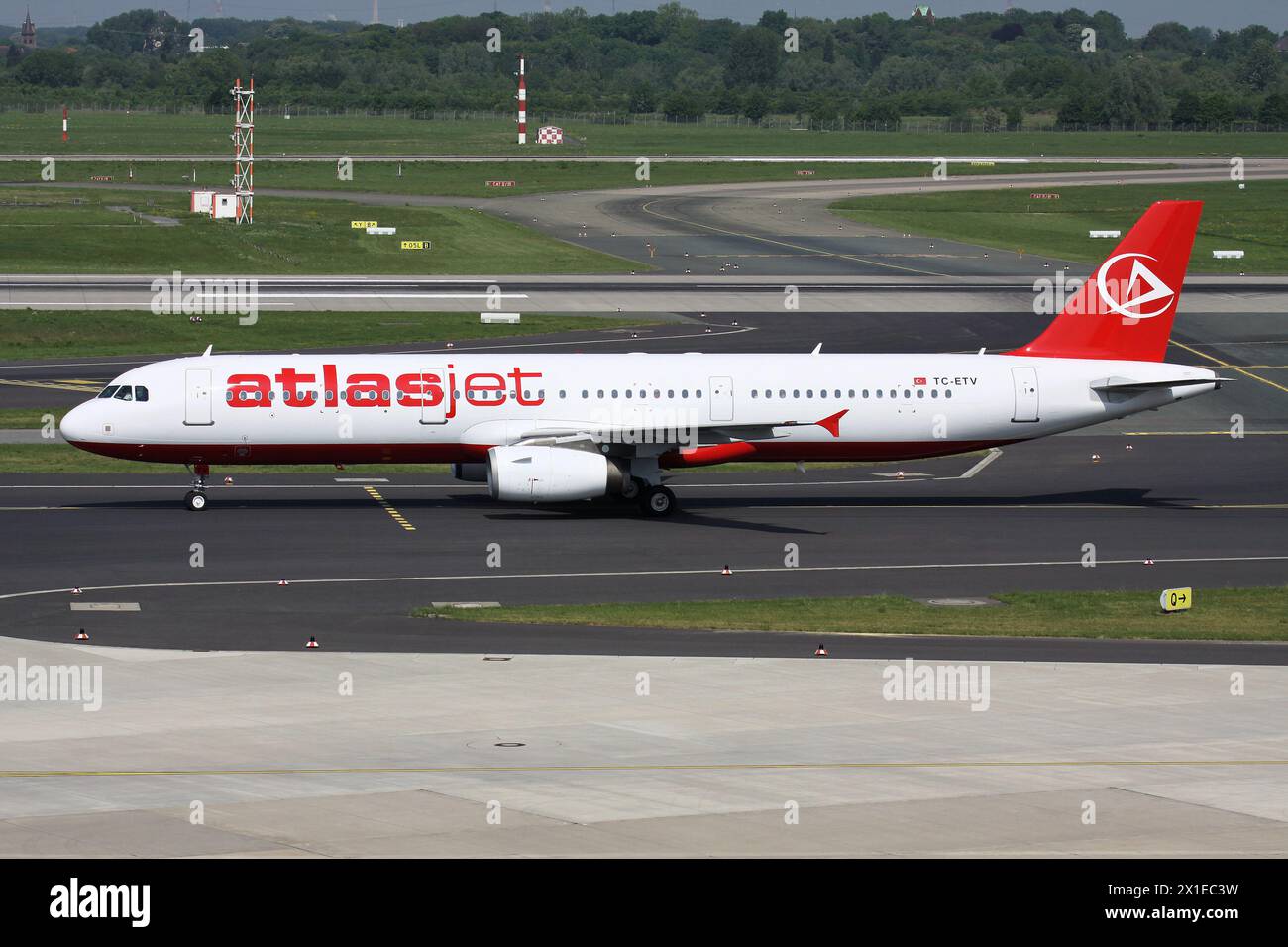 Airbus A321-200 turco Atlasjet con registrazione TC-ETV sul tratto di rullaggio all'aeroporto di Dusseldorf Foto Stock