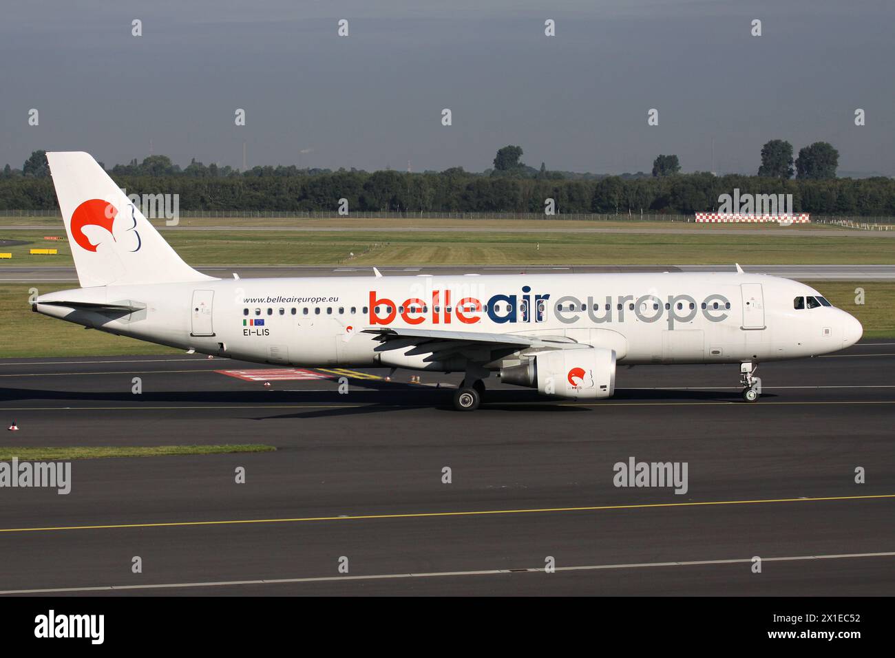 Airbus A320-200 italiano Belle Air Europe con registrazione EI-LIS sulla strada di rullaggio all'aeroporto di Dusseldorf Foto Stock