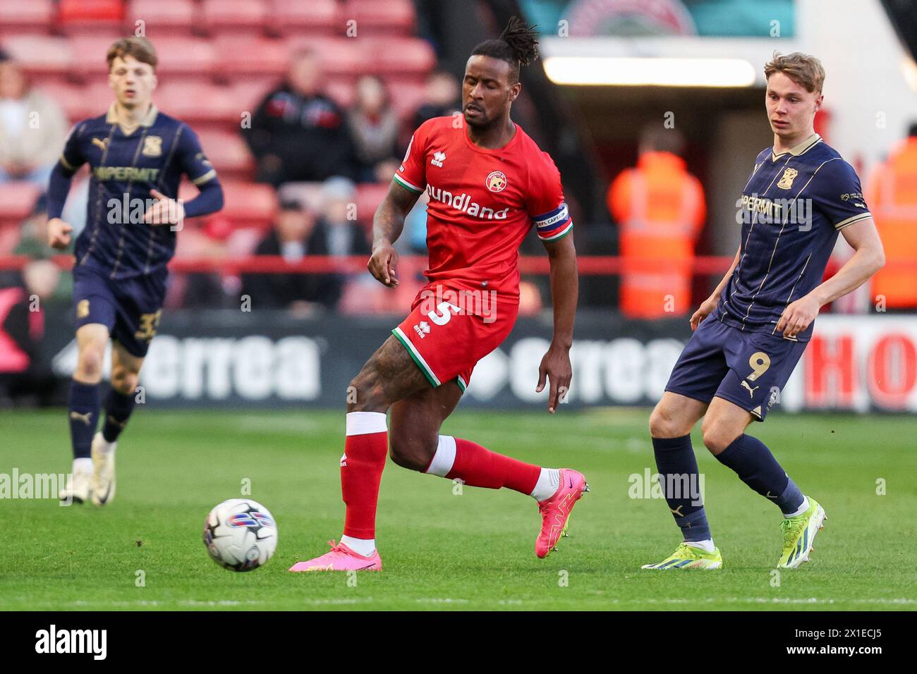 Walsall, Regno Unito. 16 aprile 2024. Donervon Daniels di Walsall e Paul Glatzel di Swindon in azione durante la partita EFL Sky Bet League 2 tra Walsall e Swindon Town al Poundland Bescot Stadium di Walsall, Inghilterra, il 16 aprile 2024. Foto di Stuart Leggett. Solo per uso editoriale, licenza richiesta per uso commerciale. Non utilizzare in scommesse, giochi o pubblicazioni di singoli club/campionato/giocatori. Crediti: UK Sports Pics Ltd/Alamy Live News Foto Stock