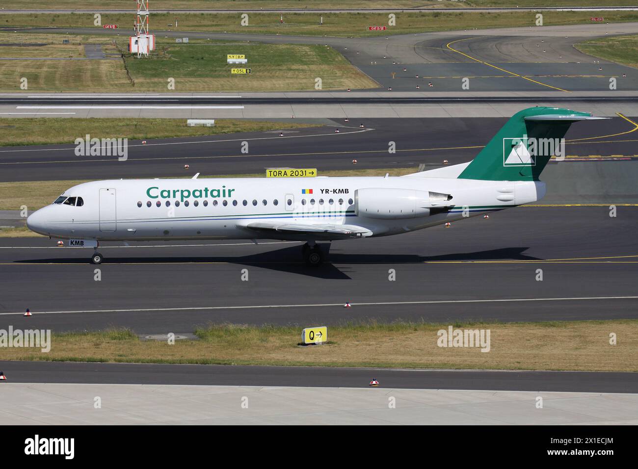 Rumeno Carpatair Fokker 70 con registrazione YR-KMB sulla strada di rullaggio all'aeroporto di Dusseldorf Foto Stock