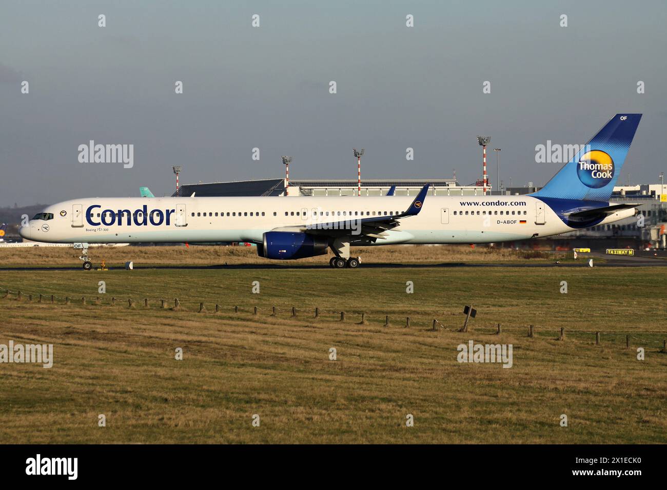 Tedesco Condor Boeing 757-300 con registrazione D-ABOF sulla strada di rullaggio all'aeroporto di Dusseldorf Foto Stock