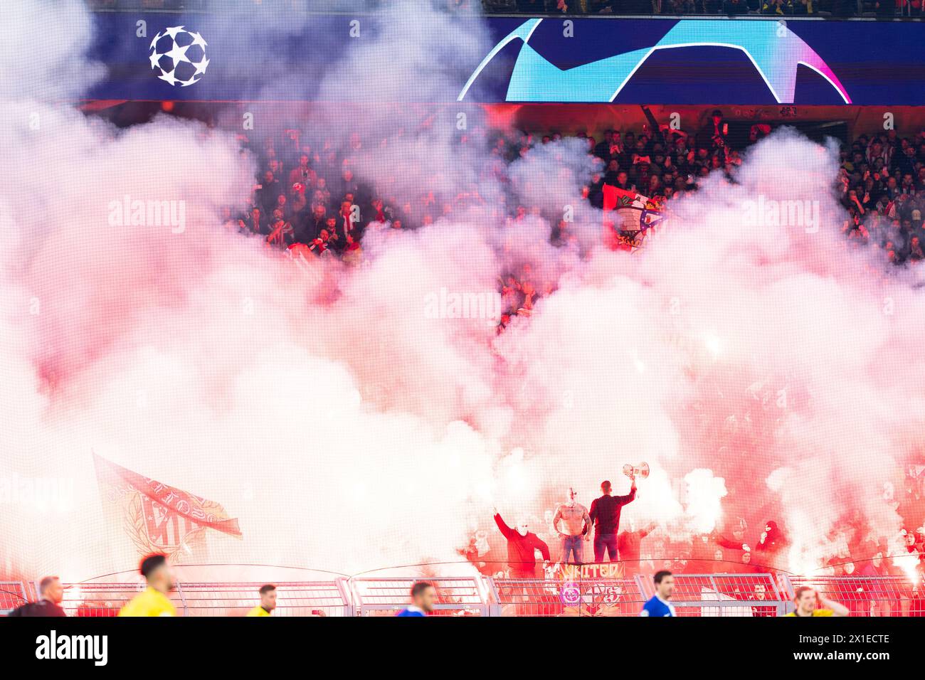 Dortmund, Germania. 16 aprile 2024. DORTMUND, GERMANIA - 16 APRILE: Tifosi e tifosi dell'Atletico Madrid con fuochi d'artificio durante la seconda tappa dei quarti di finale - partita di UEFA Champions League 2023/24 tra il Borussia Dortmund e l'Atletico Madrid al Signal Iduna Park il 16 aprile 2024 a Dortmund, Germania. (Foto di Joris Verwijst/Agenzia BSR) credito: Agenzia BSR/Alamy Live News Foto Stock