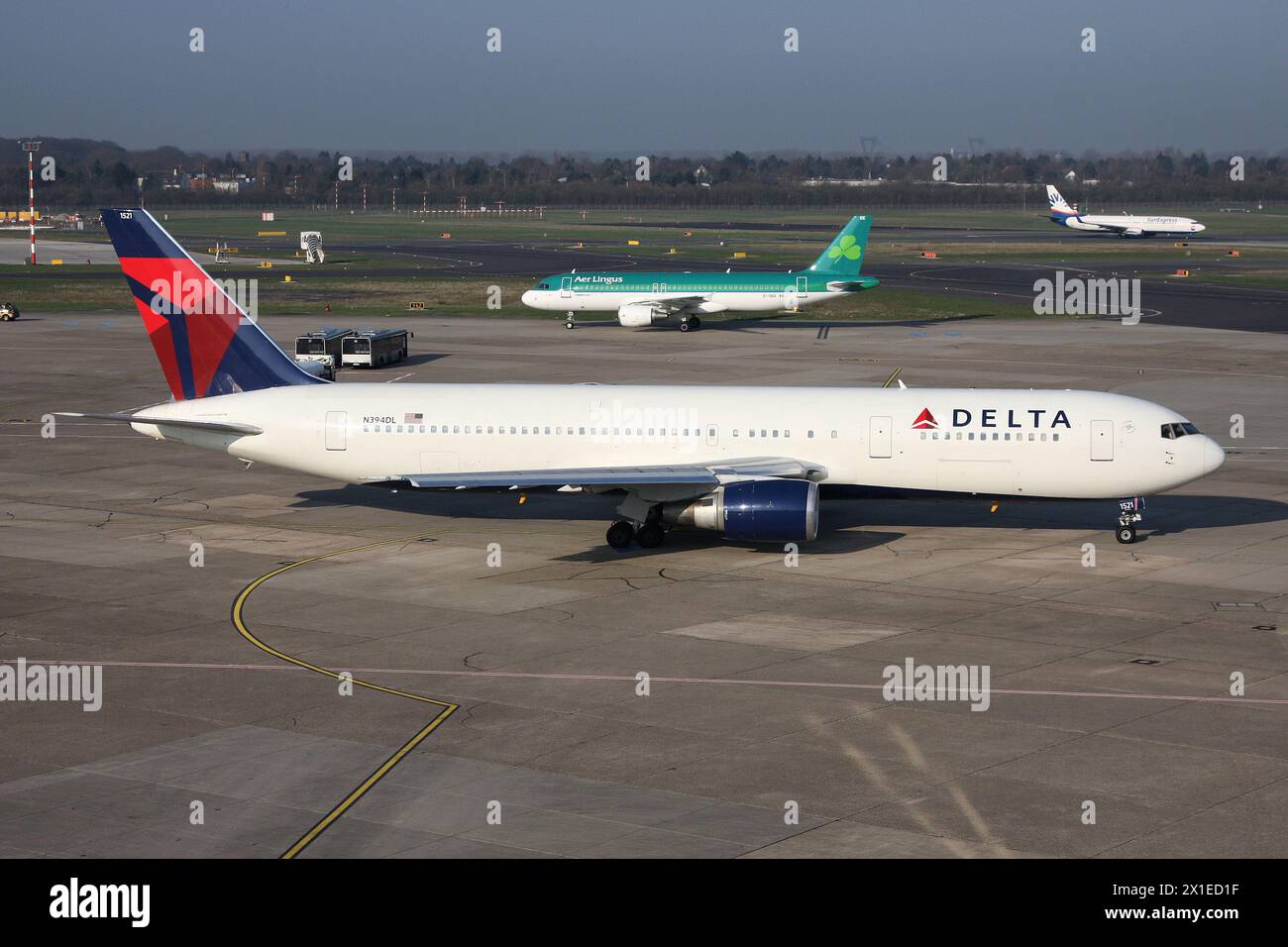 Delta Air Lines Boeing 767-300 con registrazione N394DL presso l'aeroporto di Dusseldorf Foto Stock