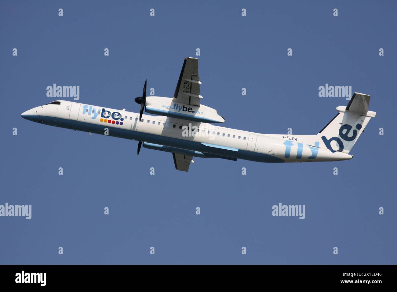 British flybe Bombardier DHC-8-400 Dash 8 con registrazione G-FLBA appena trasportato all'aeroporto di Dusseldorf Foto Stock