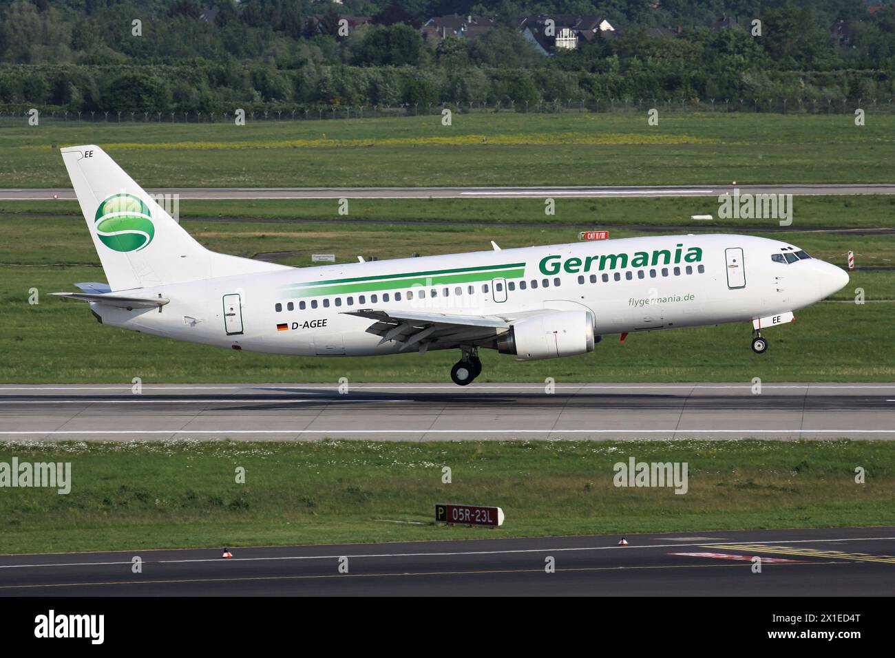 Germania Boeing 737-300 con registrazione D-AGEE in breve finale per l'aeroporto di Dusseldorf Foto Stock