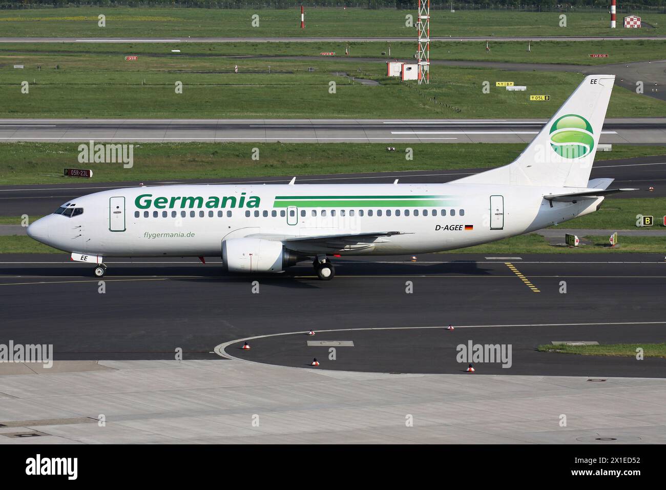 Boeing 737-300 tedesco Germania con registrazione D-AGEE sulla strada di rullaggio all'aeroporto di Dusseldorf Foto Stock