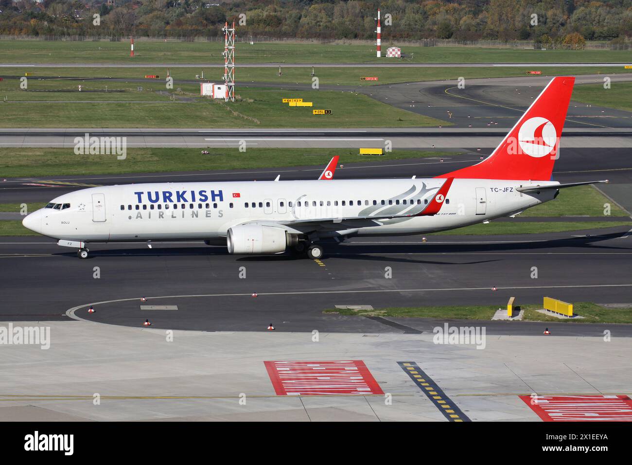 Turkish Airlines Boeing 737-800 con registrazione TC-JFZ in rullaggio presso l'aeroporto di Dusseldorf Foto Stock
