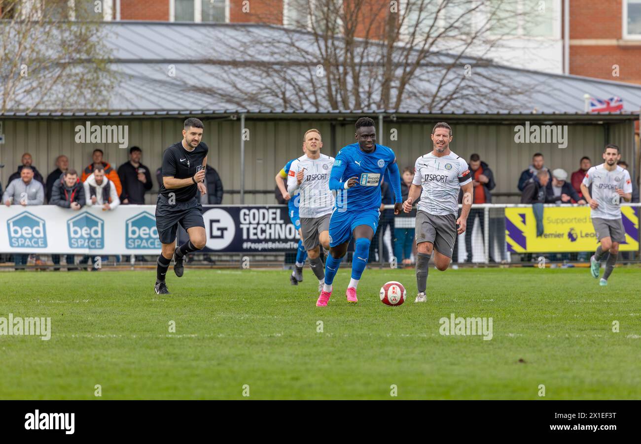 Il Momodou Touray di Warrington Ryland fa una fuga all'Hive Arena, Gorsey Lane, Warrington contro il Lancaster City FC Foto Stock