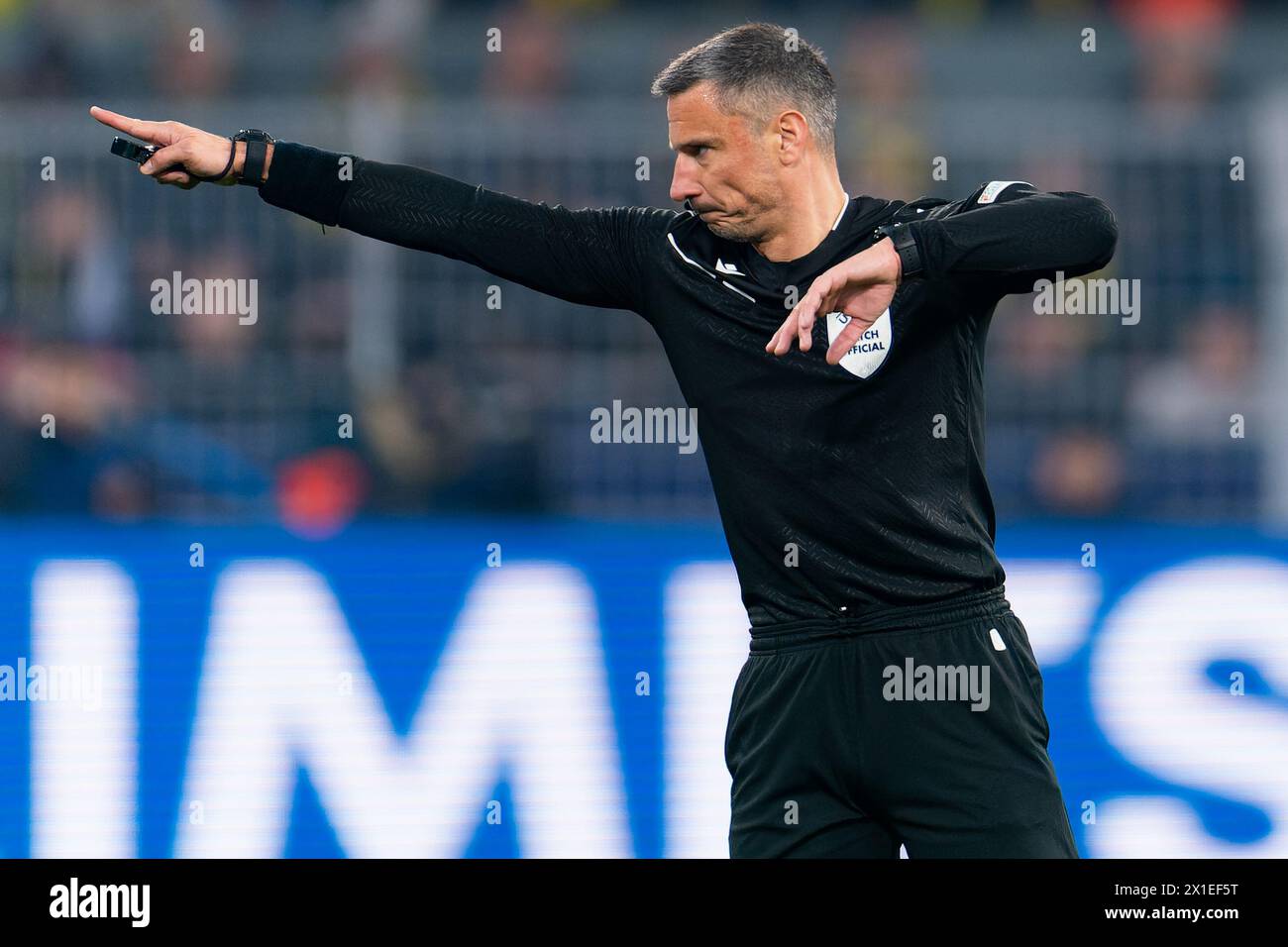 Dortmund, Germania. 16 aprile 2024. DORTMUND, GERMANIA - 16 APRILE: Arbitro Slavko Vincic durante la seconda tappa dei quarti di finale - partita di UEFA Champions League 2023/24 tra Borussia Dortmund e Atletico Madrid al Signal Iduna Park il 16 aprile 2024 a Dortmund, Germania. (Foto di Joris Verwijst/Agenzia BSR) credito: Agenzia BSR/Alamy Live News Foto Stock