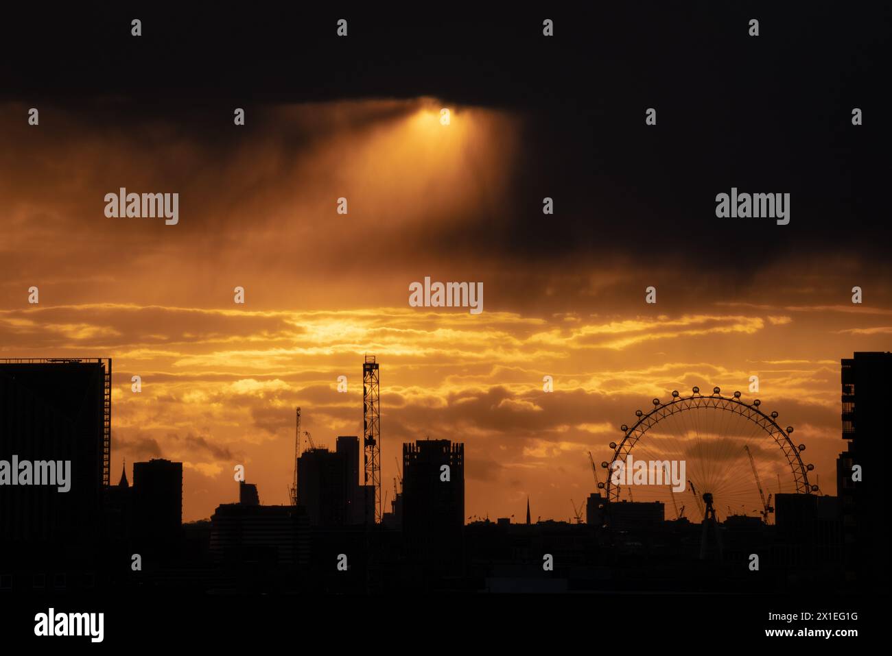 Londra, Regno Unito. 16 aprile 2024. Meteo nel Regno Unito: Tramonto spettacolare su Londra, vicino alla ruota panoramica London Eye, che termina un martedì tempestoso che ha visto pioggia e grandine colpire la città. Crediti: Guy Corbishley/Alamy Live News Foto Stock