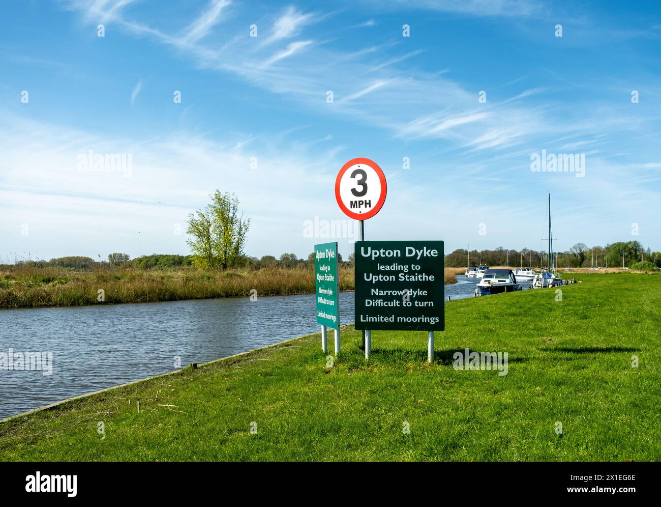 Upton, Norfolk, Regno Unito – 14 aprile 2024. Il cartello all'ingresso di Upton Dyke sul fiume Bure nel cuore del Norfolk Broads National Park Foto Stock