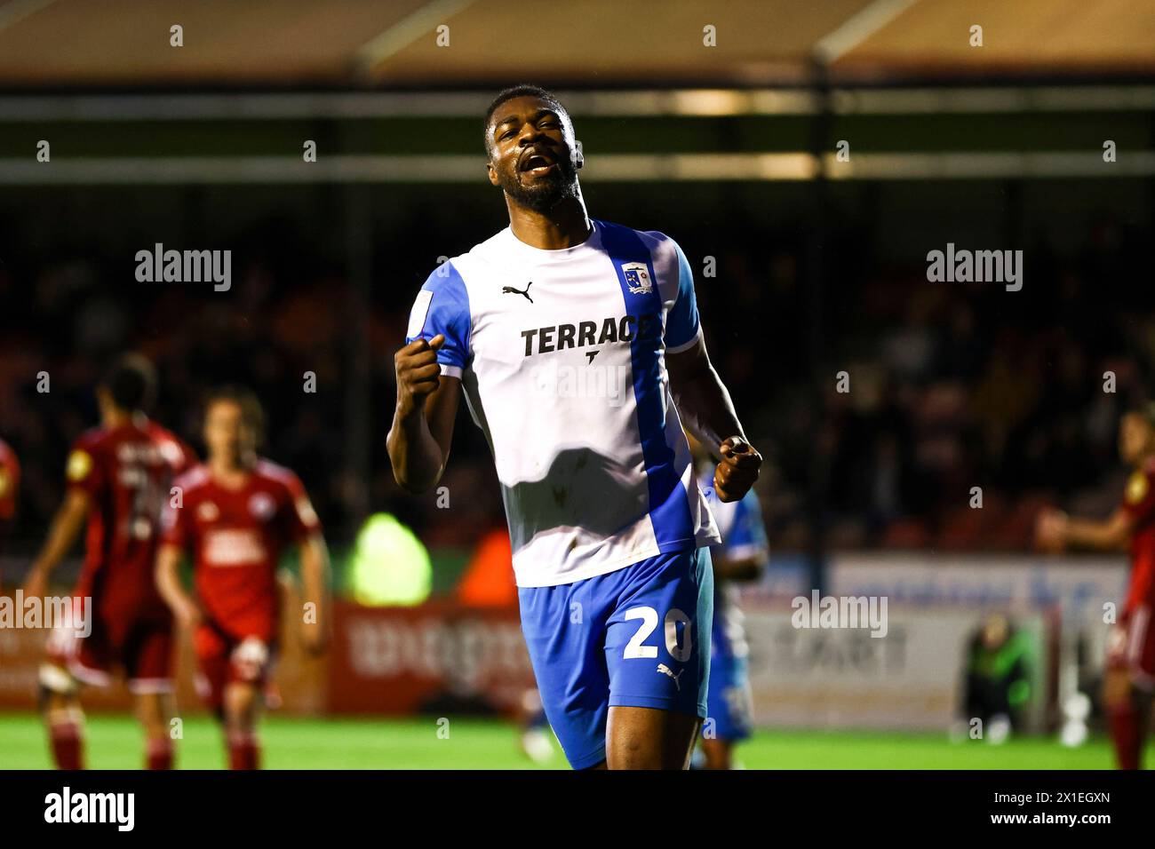 Emile Acquah di Barrow AFC celebra il suo gol durante la partita di Sky Bet League 2 tra Crawley Town e Barrow al Broadfield Stadium di Crawley martedì 16 aprile 2024. (Foto: Tom West | mi News) crediti: MI News & Sport /Alamy Live News Foto Stock